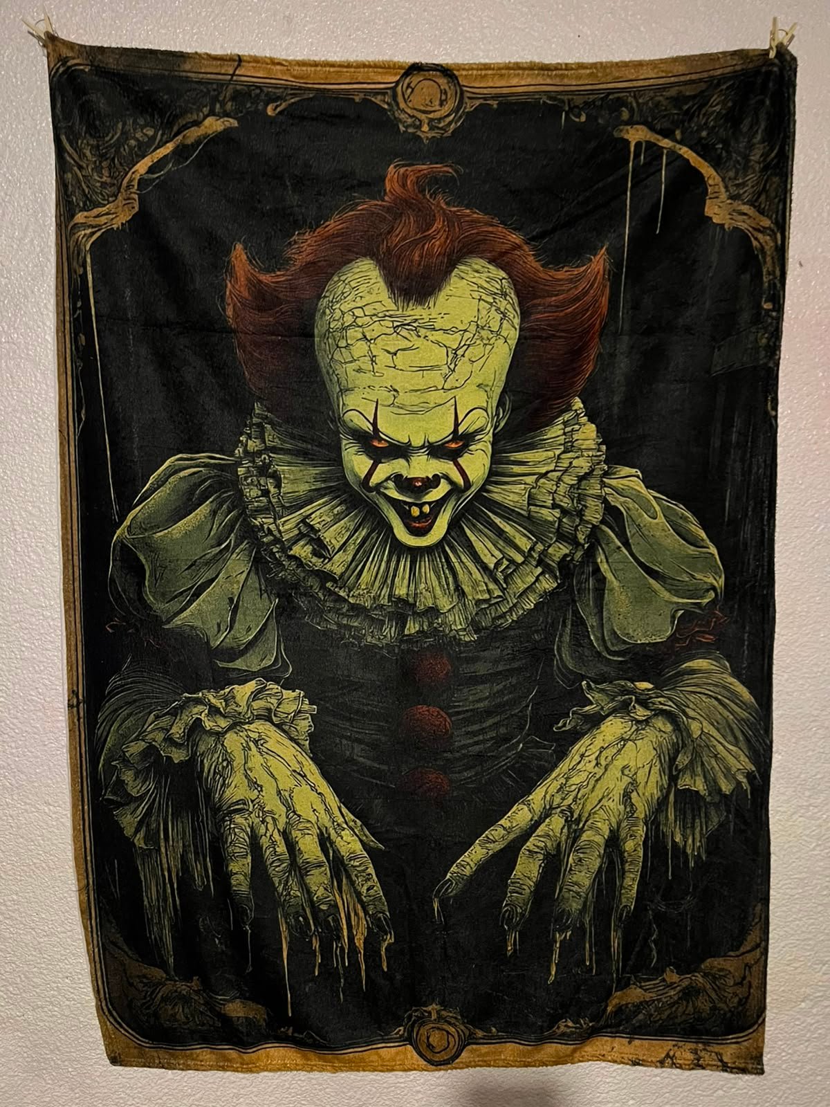 Frazada viajera de terror: payaso Pennywise de It en estilo grabado vintage